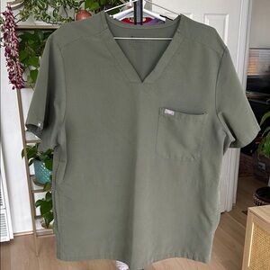 Men’s Figs Chisec Three-Pocket Scrub Top